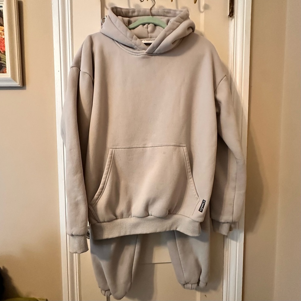 Comfrt- standard hoodie and sweat pant set, size M